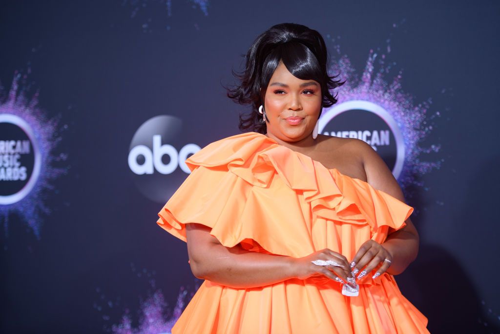 American Music Awards 2019: Lizzo's tiny Valentino bag was the star of the  evening and the internet splatter agrees!